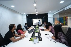 Bienvenue sur le Blog d'Évol Éducation 73 people sitting at the table looking to another person standing in front of them